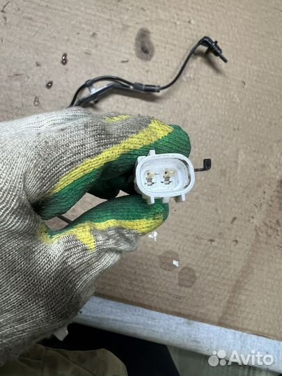 Задний левый датчик скорости Toyota Hilux 8