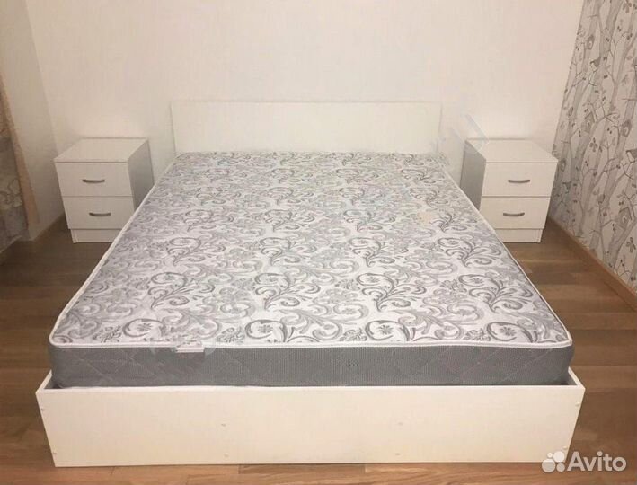 Кровать двуспальная с матрасом