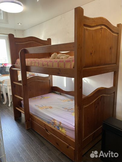 Кровать двухьярусная из массива