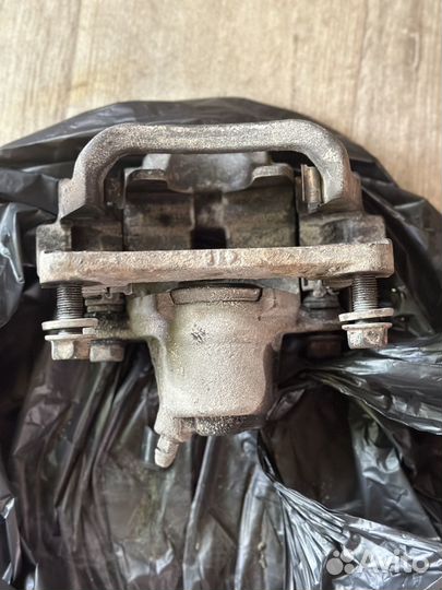 Суппорт задний левый land cruiser200/sequoia/LX570