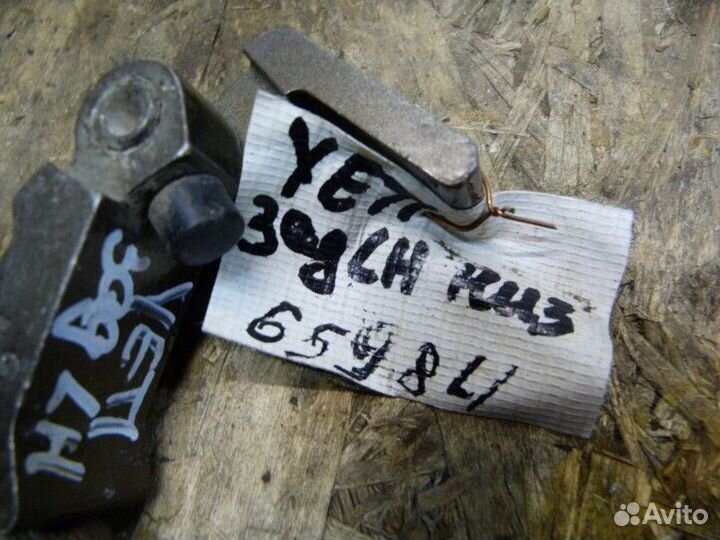 Петля двери задней левой нижняя Skoda Yeti 2009-20