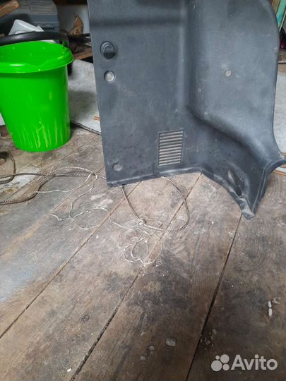 Обшивка внутри багажника