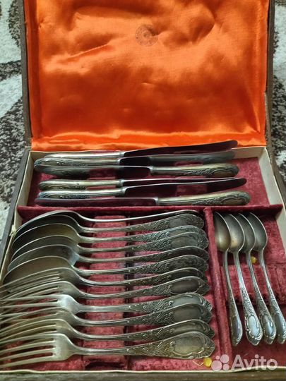 Столовые серебряные приборы, ложки, вилки, ножи