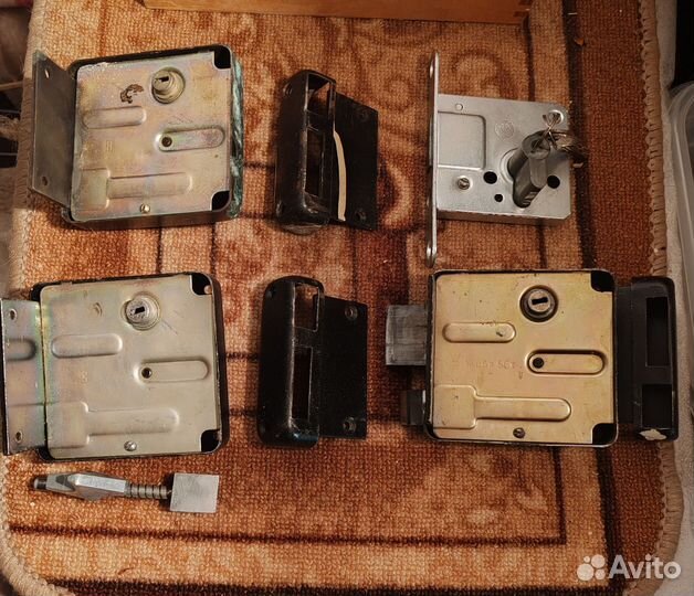 Замки дверные навесные и накладные и фурнитура