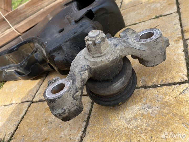 Lexus Lx570 Рычаг нижний