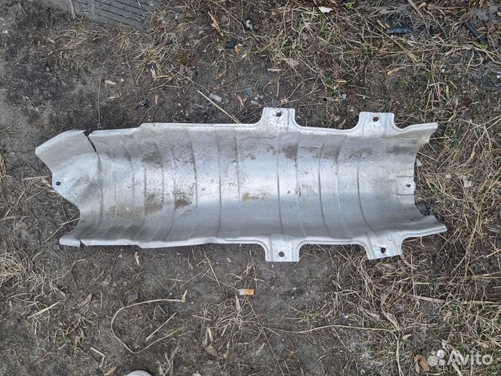 Термоэкран глушителя Nissan nout 2011 год