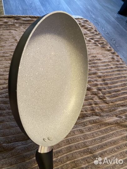 Сковорода антипригарная новая