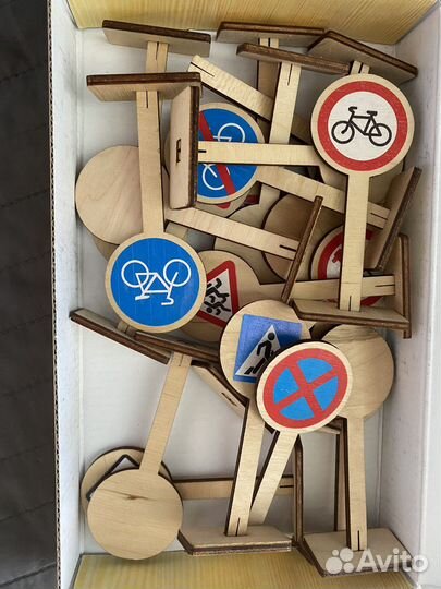 Деревяные дорожные знаки