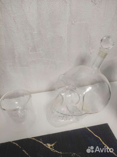 Бутылка и стакан череп