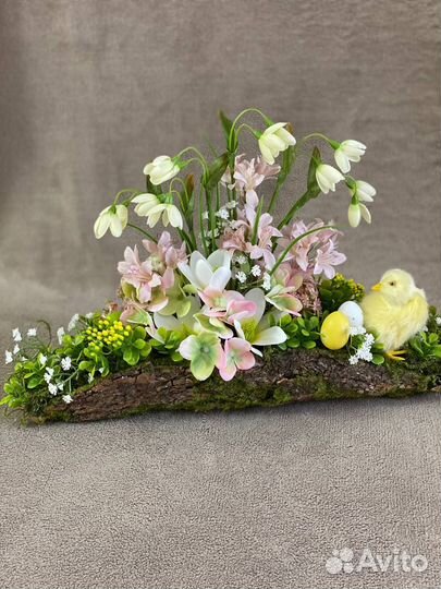 Цветочная композиция на декоративном полене