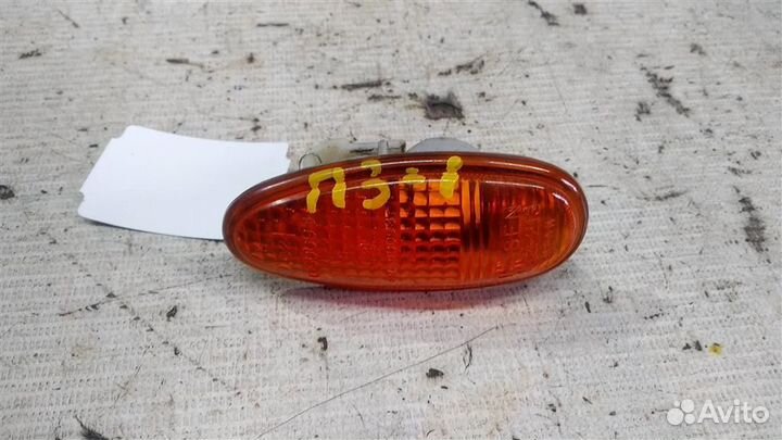 Повторитель на крыло желтый Mitsubishi Pajero 3 9