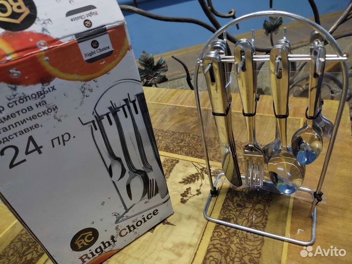 Столовые приборы на поставке