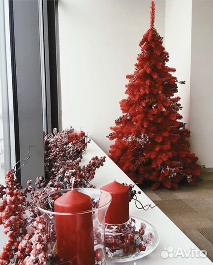 Красные дизайнерские ёлки с украшениями