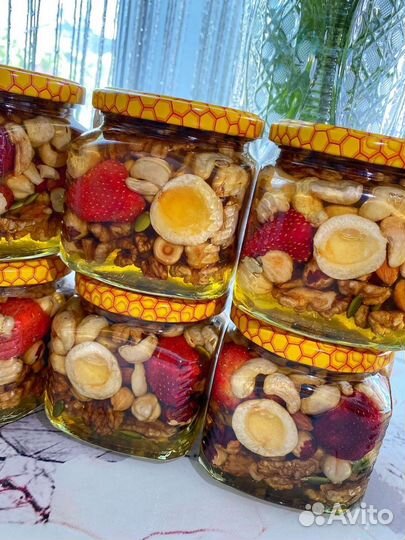 Орехи,натуральный мед и ягоды