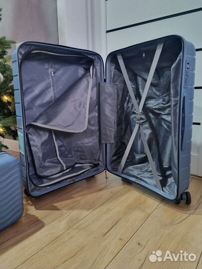 Чемодан на колесах средний