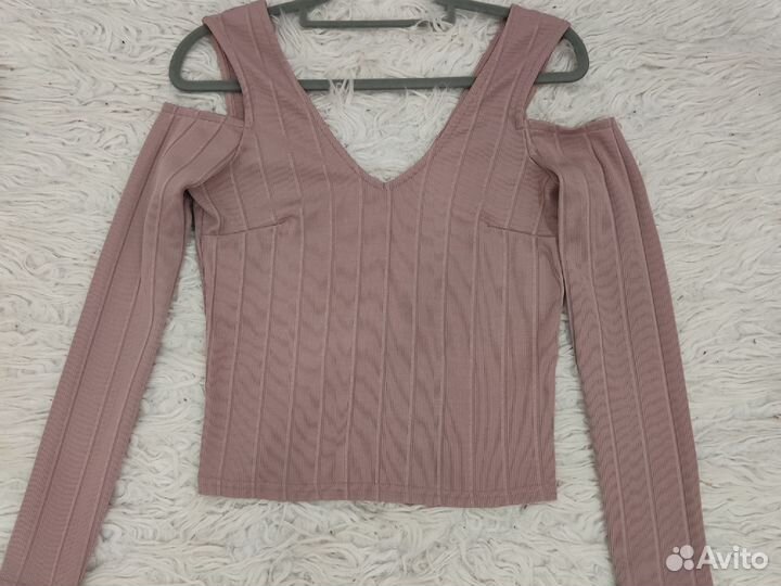 Стильная кофта с разрезами на плечах