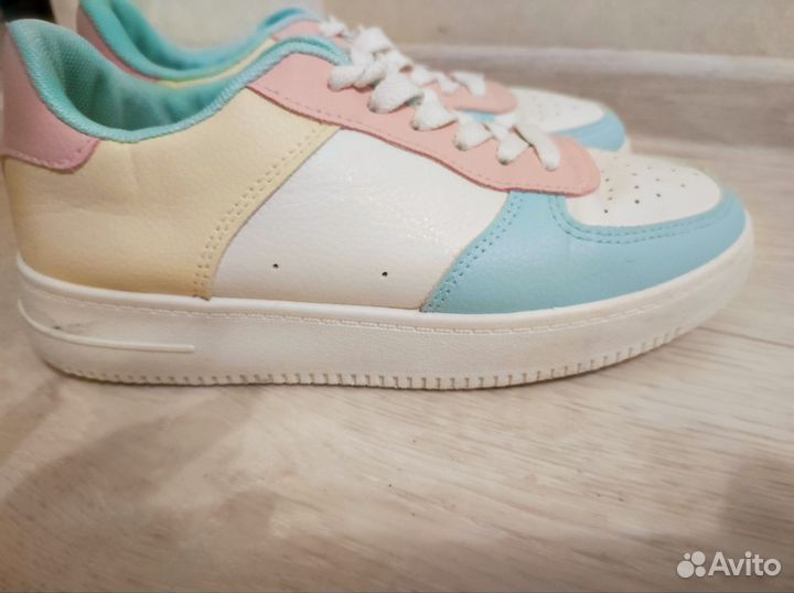 Кроссовки и кеды женские