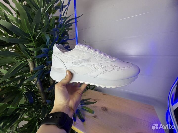 Кроссовки Reebok LX2200