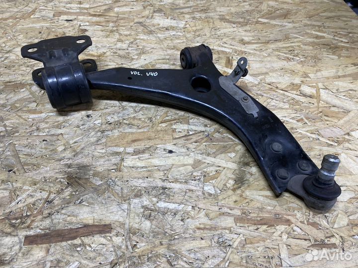 Передний правый рычаг Volvo V40