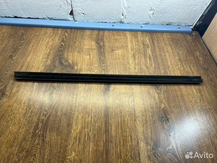 Молдинг стекла задний правый Mitsubishi Outlander