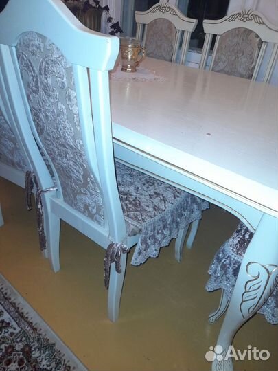 Стол и стулья