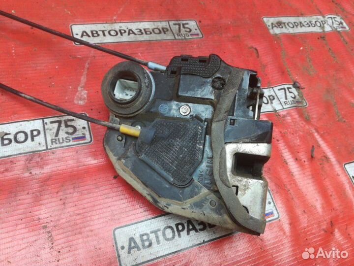 Замок двери задний левый Toyota Corolla Fielder