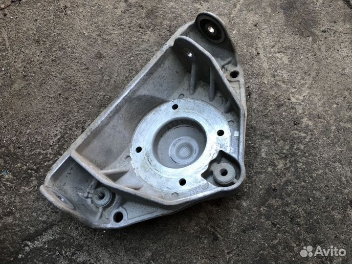 Кронштейн амортизатора Audi Q7 Touareg 7L0412391E