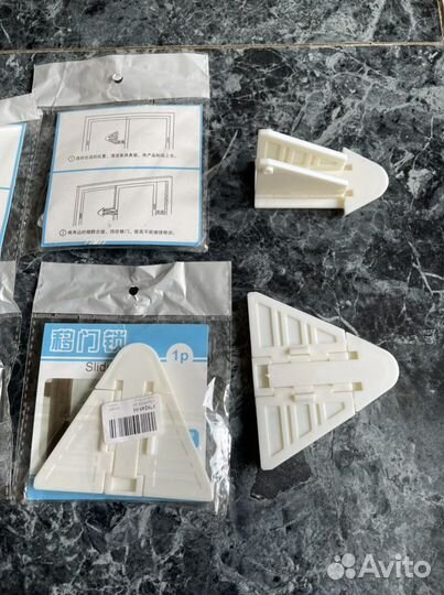 Ограничитель раздвижных дверей от детей