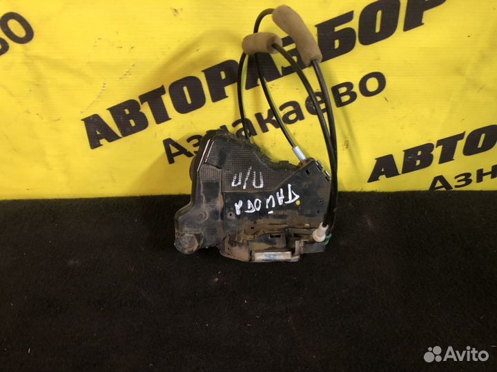 Замок двери Toyota Corolla 150