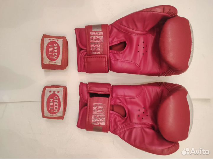 Боксерские перчатки, бинты и напульсник