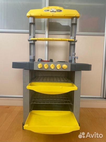 Детская игровая кухня Zanussi с посудой