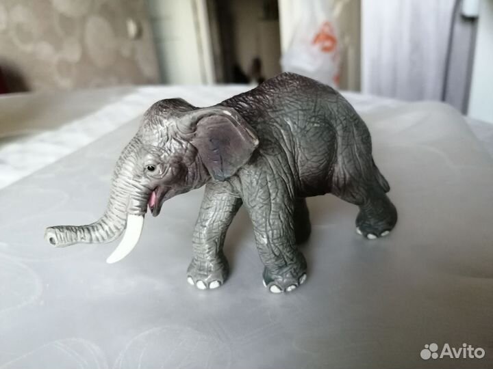 Слон игрушка