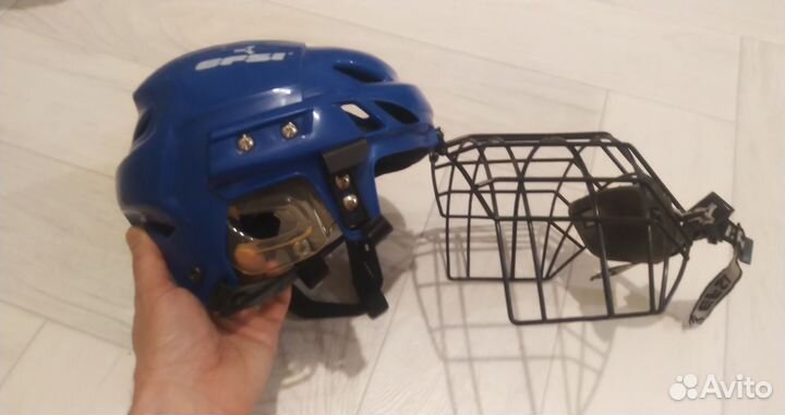 Хоккейный шлем
