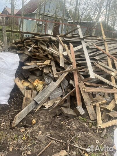 Деревянные доски на дрова