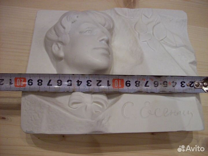 Барельеф Есенина