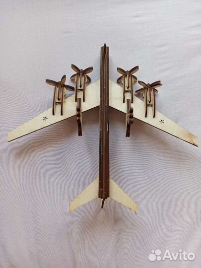 Самолет ту-142 деревянная модель