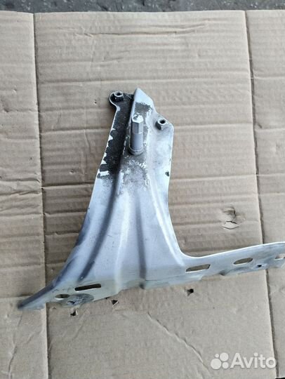Кронштейн крыла VW Touran 2006