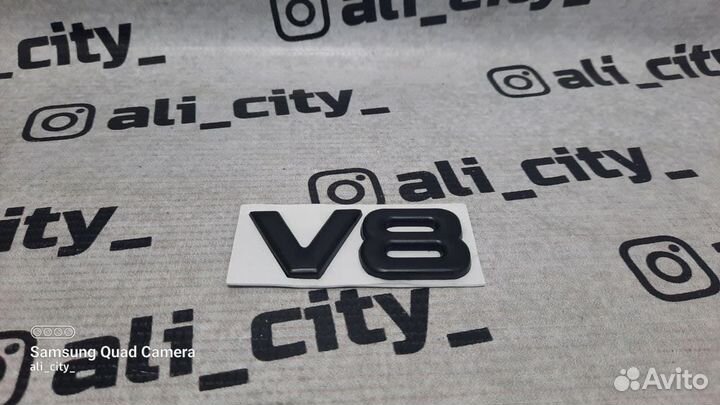 Шильдик V8 черный