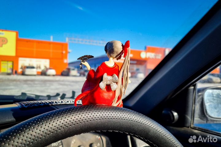 Фигурка на панель, аниме тян, с веером, красное ки