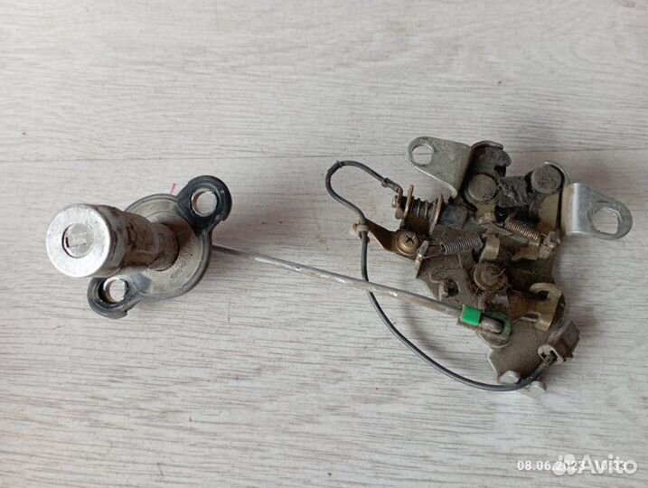 Замок багажника задний Toyota Mark Ii