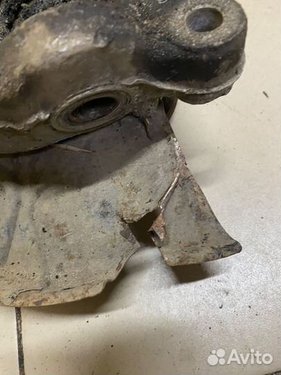 Кулак поворотный передний левый VW Passat B6