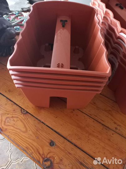 Контейнер для выращивания растений на перилах