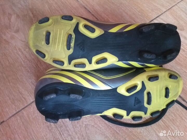 Футбольные бутсы adidas