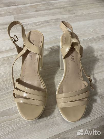 Босоножки женские