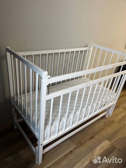 Детская кроватка с продольным маятником