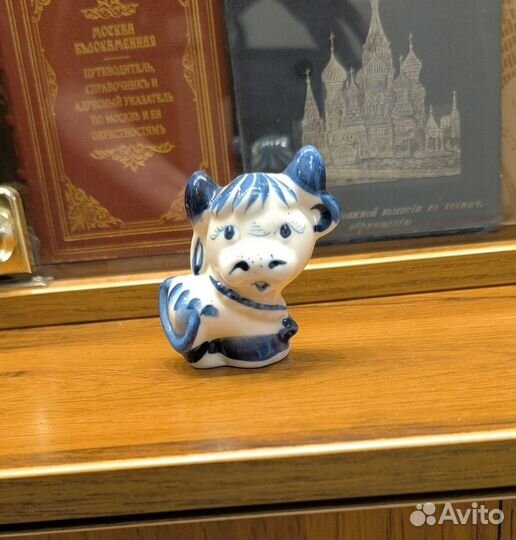 Скульптура Бычок. Гжель