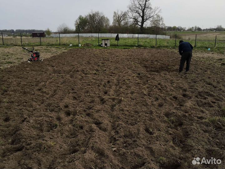 Вспашка земли мотоблоком