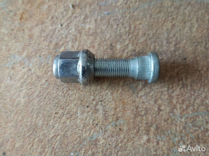 Болт крепления колеса