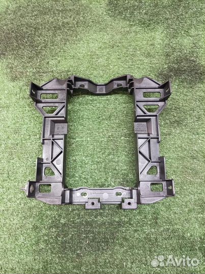 Кронштейн (сопут. товар) Audi Q7 2005