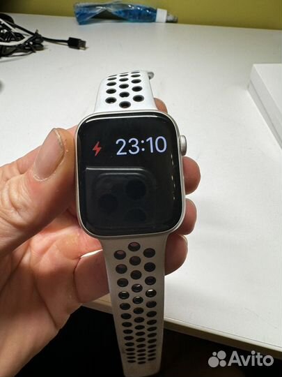 Часы apple watch 7 45 mm nike белые